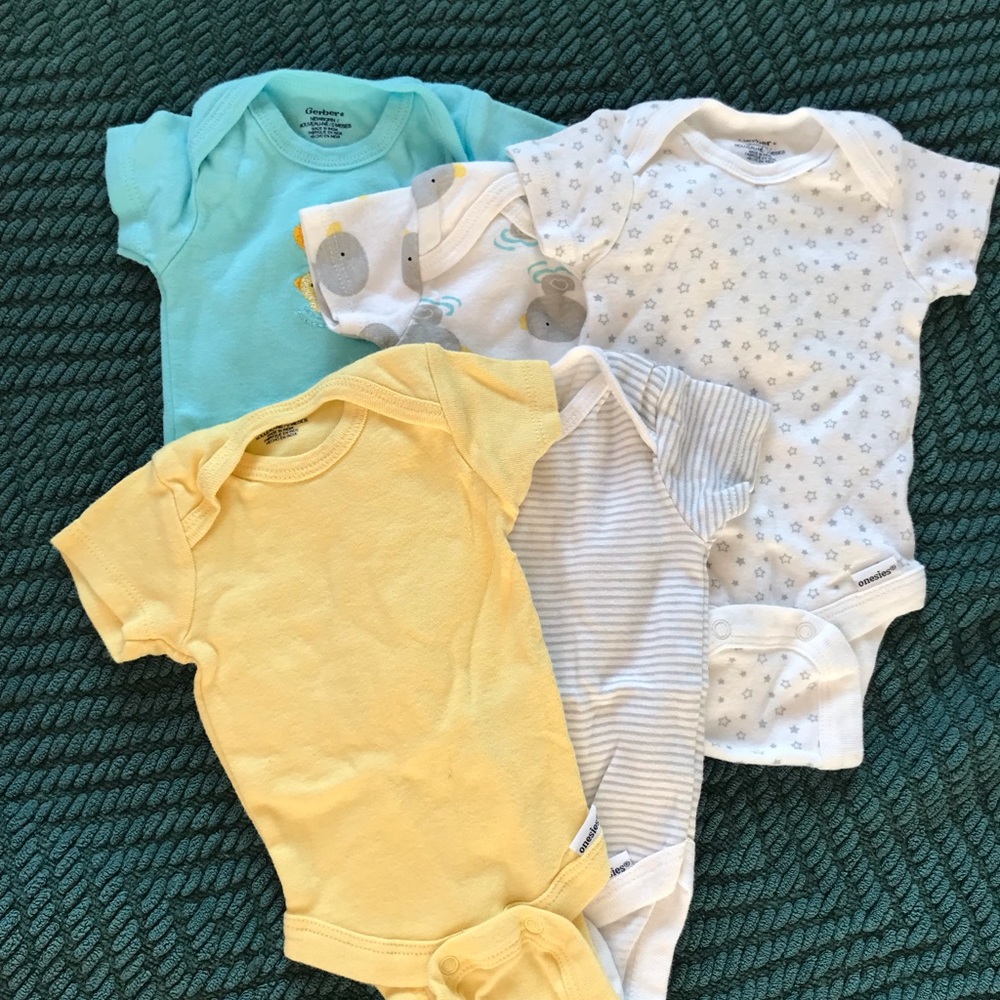 👼🏻5 New Unisex Gerber tops Onesies